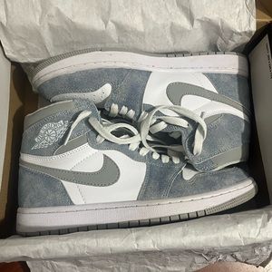 Jordan 1 Retro High
Hyper Royal Smoke Grey